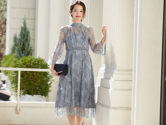 30代女性に人気のブルーグレーの長袖ドレス