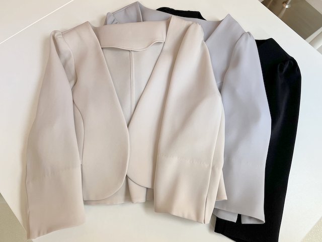 ドレスに合わせやすいジャケットの色はベージュ、グレー、ブラック
