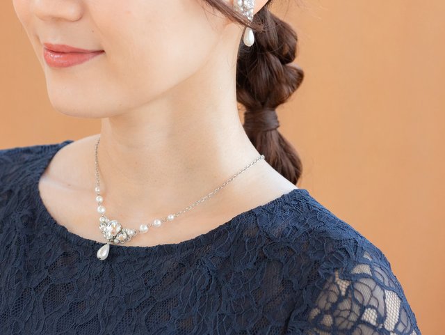 親族の結婚式に着けるネックレスは、短め＆パールかシルバーが最適！